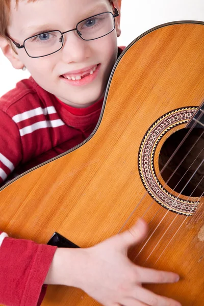Roztomilý chlapec s kytarou, — Stock fotografie