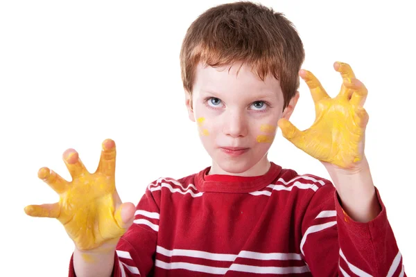 Niño jugando con pintura amarilla — Foto de Stock