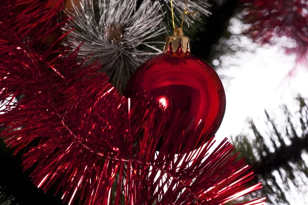 Wstążki i kule w Boże Narodzenie — Zdjęcie stockowe