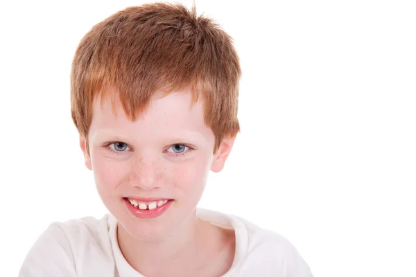 Niedlicher Junge lächelnd, isoliert auf weiß, Studioaufnahme — Stockfoto