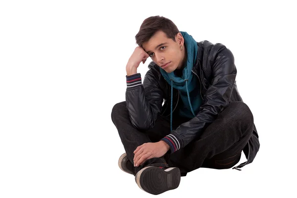 Schöner junger Mann, auf dem Boden sitzend, denkend, isoliert auf weißem Hintergrund — Stockfoto