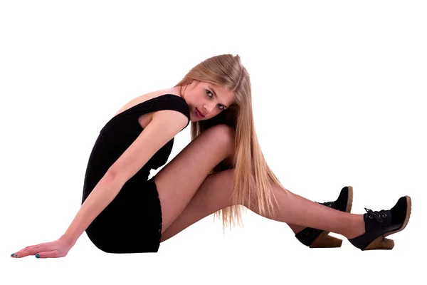 Mooie blonde vrouw op de vloer, geïsoleerd op een witte achtergrond, studio opname — Stockfoto