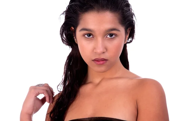Vacker latin ung kvinna, söker till kamera, isolerad på vit bakgrund, studio skott — Stockfoto