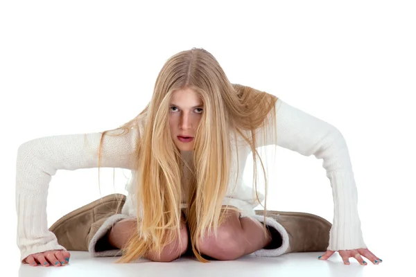 Красива жінка на підлозі, ізольована на білому тлі, дивиться на камеру, студійний знімок — стокове фото