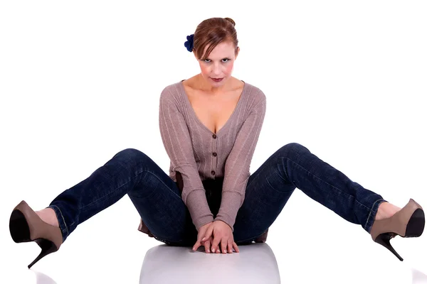 Schöne und glückliche Frau mittleren Alters, auf dem Boden sitzend, isoliert auf weißem Hintergrund, mit Schatten, Studioaufnahme — Stockfoto