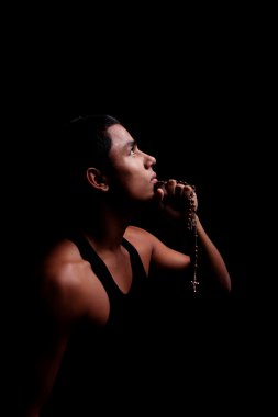 latin gençler ellerinde siyah, stüdyo çekim izole bir haç