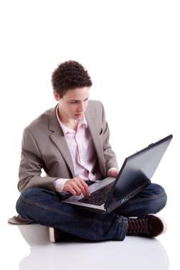 yazma ve ekran laptop, beyaz, stüdyo çekim izole bakarak genç adam