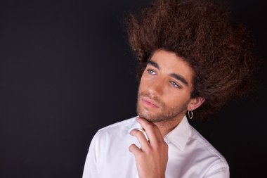 düşünme, siyah zemin üzerine, yakışıklı genç bir adam portresi. Stüdyo vurdu