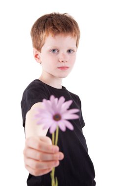 çiçekler, beyaz zemin üzerine izole sunan sevimli bir çocuk. Stüdyo vurdu
