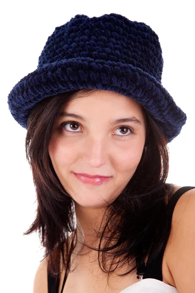 Mulher bonita jovem sorrindo, com chapéu azul isolado em branco, tiro estúdio — Fotografia de Stock