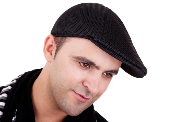 Πορτραίτο ενός άνδρα που είναι χαμογελώντας με το μαύρο καπέλο, απομονωμένα σε λευκό. Studio που γυρίστηκε — Φωτογραφία Αρχείου