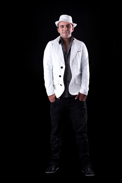 Portret van een gelukkig man met zijn witte hoed en jas, geïsoleerd op zwart. studio opname — Stockfoto