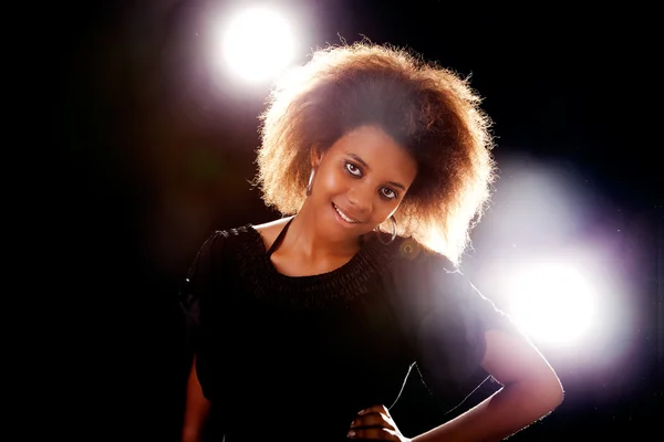 Vacker svart kvinna, leende, isolerade på svart bakgrund — Stockfoto