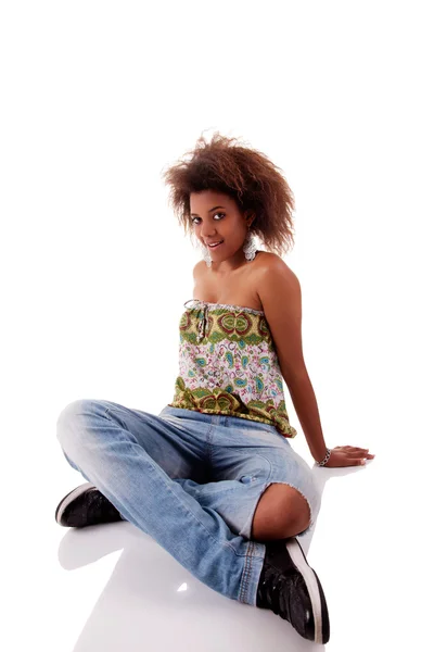 Vacker svart kvinna, sitter på golvet, isolerad på vit bakgrund — Stockfoto