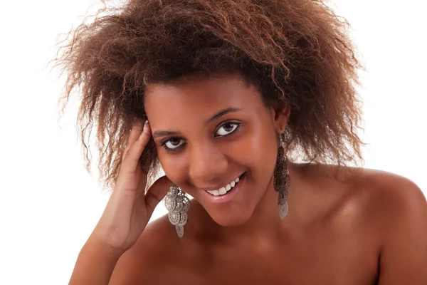Bela mulher negra, sorrindo, isolado no fundo branco — Fotografia de Stock