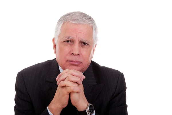 Porträt eines gut aussehenden, reifen Geschäftsmannes, der mit gekreuzten Händen denkt, auf weißem Hintergrund, Studioaufnahme — Stockfoto