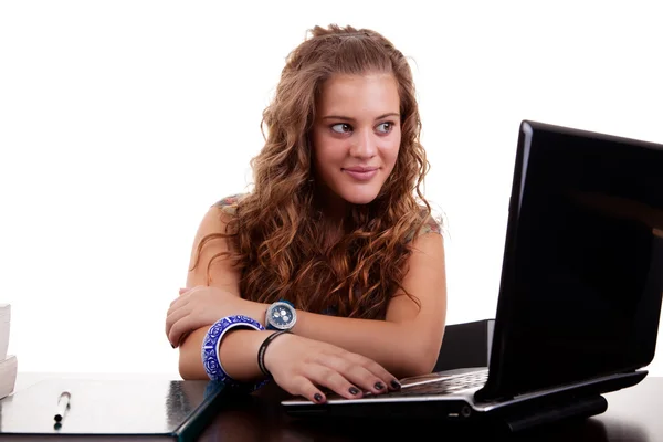 Όμορφη και ευτυχισμένη ξανθιά νεαρή γυναίκα, ψάχνει στον υπολογιστή, που απομονώνονται σε λευκό, studio που γυρίστηκε — Φωτογραφία Αρχείου