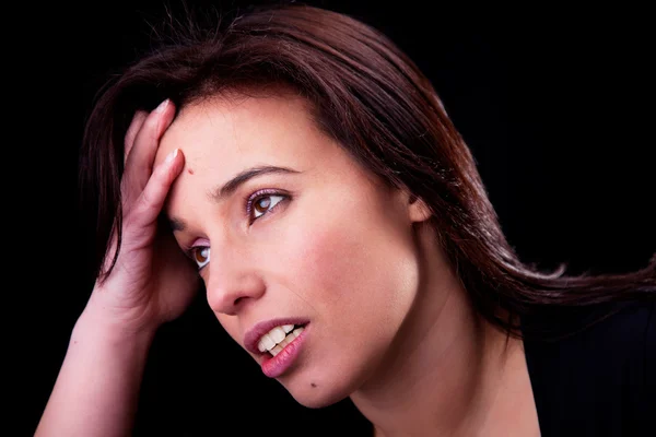 Mujer con dolor de cabeza sobre fondo negro. Captura de estudio —  Fotos de Stock