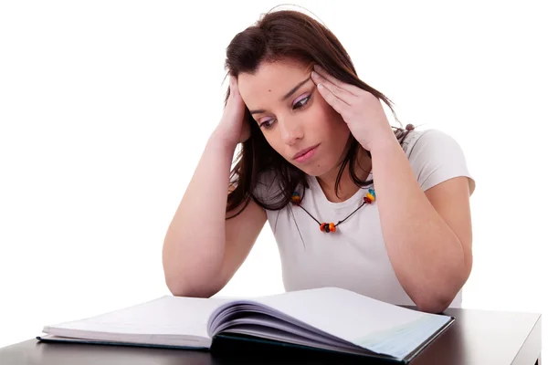 Mujer estudiando con dolor de cabeza sobre fondo blanco. Captura de estudio — Foto de Stock