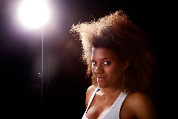 Mooie zwarte vrouw, glimlachen, met licht achter, geïsoleerde op witte achtergrond — Stockfoto