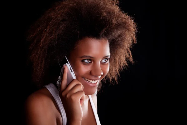 Mooie zwarte vrouw gelukkig op de telefoon, geïsoleerd op zwarte achtergrond. studio opname. — Stockfoto