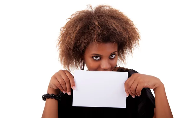 Mooie zwarte vrouw persoon met lege visitekaartje in de hand, geïsoleerd op een witte achtergrond. studio opname. — Stockfoto