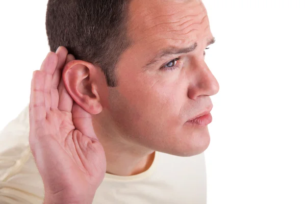 Mann hört zu, betrachtet die Handbewegung hinter dem Ohr, isoliert auf weißem Hintergrund — Stockfoto