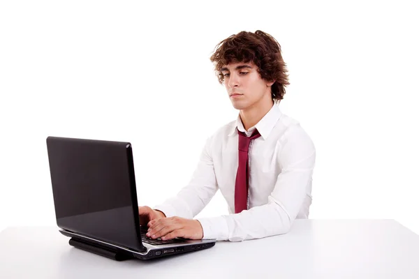 Jovem empresário no computador em um fundo branco. Estúdio — Fotografia de Stock