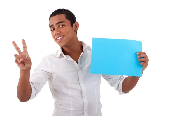 Щасливий молодий латиноамериканський чоловік, з блакитною карткою в руці, пальцями як ознакою перемоги, ізольований на білому тлі. Студійний знімок . — стокове фото