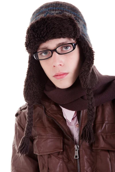 Ung pojke ser allvarlig, med vinterkläder, glasögon och hatt, isolerad på vit, studio skott — Stockfoto
