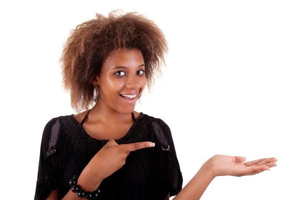Happy svart kvinna visar din produkt, isolerad på vit bakgrund. Studio skott — Stockfoto