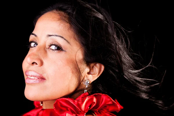 Reife lateinische Frau, mit Haaren am Wind, isoliert auf schwarzen Studioaufnahmen — Stockfoto