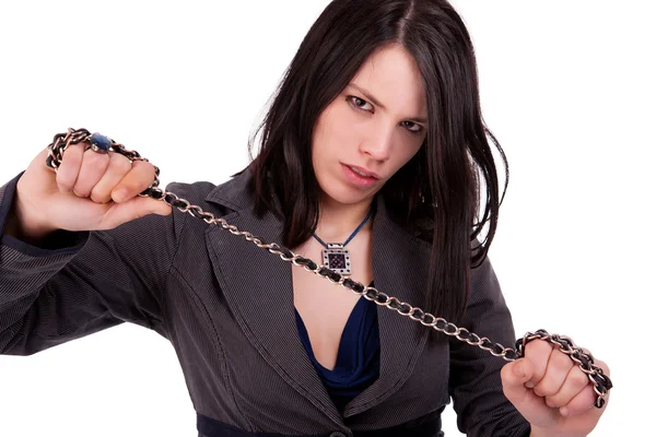 Hermosa mujer sosteniendo una cadena con ambas manos, aislado en blanco, plano de estudio — Foto de Stock