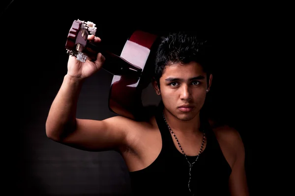 Bello sexy giovane latino uomo musicista chitarrista ritratto su nero — Foto Stock