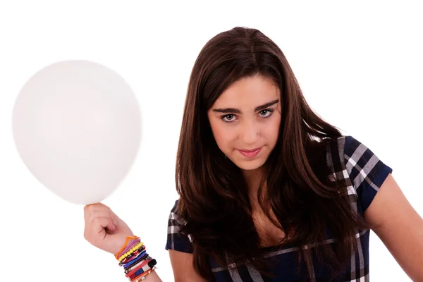 Όμορφη νεαρή γυναίκα με ένα μπαλόνι, που απομονώνονται σε λευκό φόντο. Studio που γυρίστηκε. — Φωτογραφία Αρχείου
