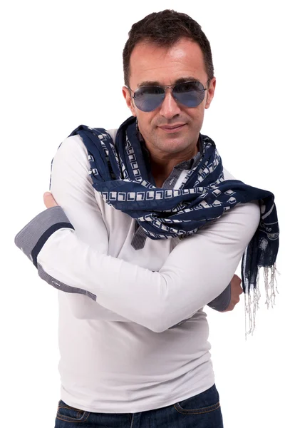 Портрет красивого зрілого чоловіка, з сонцезахисними окулярами на білому тлі. Студійний знімок — стокове фото