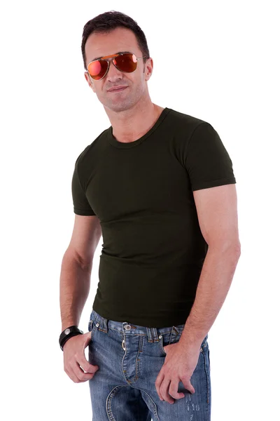 Portré egy jóképű, érett férfiról, napszemüvegben gondolkodva, fehér háttérrel. Stúdió felvétel — Stock Fotó