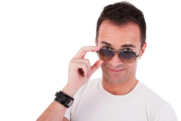 Πορτρέτο ενός όμορφου ώριμου άντρα με γυαλιά ηλίου που σκέφτεται, σε λευκό φόντο. Φωτογραφία στούντιο — Φωτογραφία Αρχείου