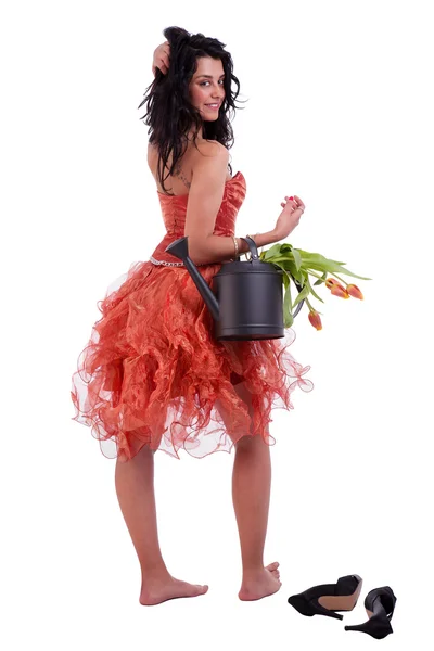 Mujer feliz y hermosa, con tulipanes y una regadera en la mano, aislado en blanco, plano de estudio — Foto de Stock