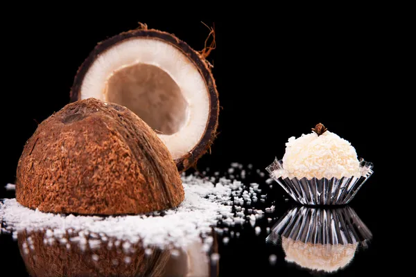 Chocolat - brigadier de noix de coco, sur noir avec reflets — Photo
