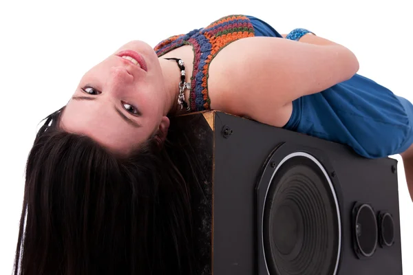 Ung vacker flicka lyssnar musik med glädje, isolerad på vit, studio skott — Stockfoto
