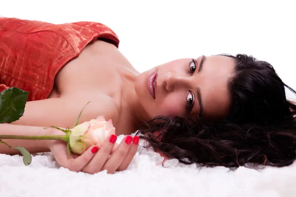 Belle femme couchée, avec une rose, sur blanc, plan studio — Photo