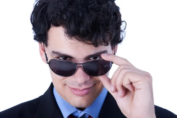 Portret przystojny młodzieniec z uśmiechnięty, na białym tle okulary przeciwsłoneczne. łapka — Zdjęcie stockowe
