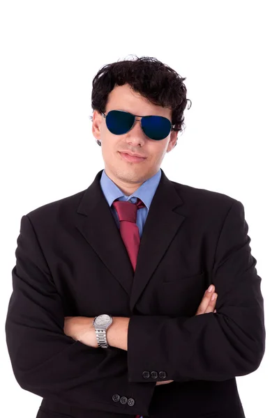 Портрет красивого молодого чоловіка з сонцезахисними окулярами, посміхаючись, на білому тлі. Студійний знімок — стокове фото