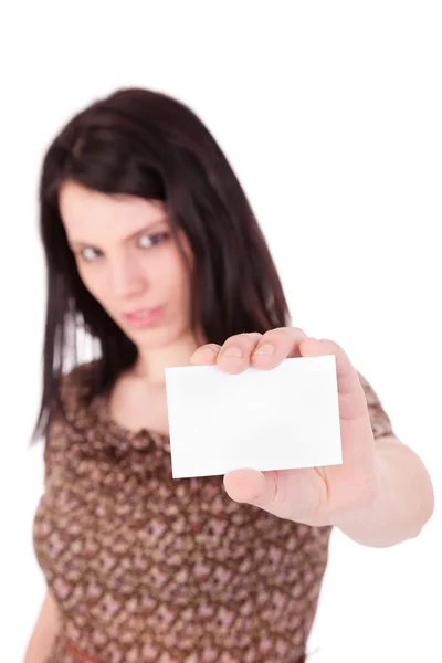 Красива молода жінка з порожньою візитною карткою в руці, ізольована на білому тлі. Студійний знімок . — стокове фото