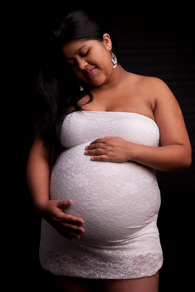Krásná Latina žena těhotná, izolované na černém, studio zastřelil — Stock fotografie