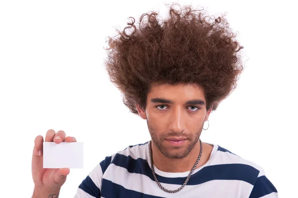Νεαρός άνδρας με ένα κενό επαγγελματική κάρτα στο χέρι, που απομονώνονται σε λευκό φόντο. Studio που γυρίστηκε — Φωτογραφία Αρχείου