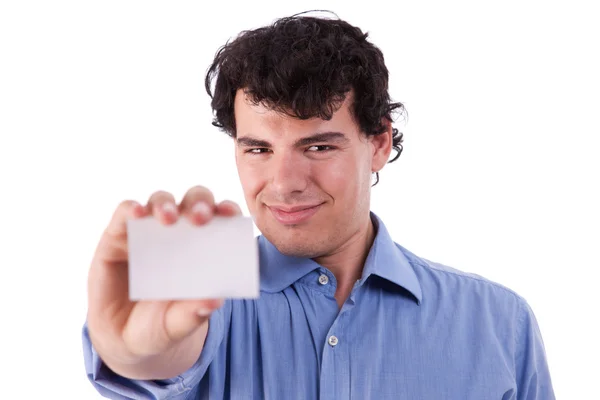Молодий бізнесмен з порожньою візитною карткою в руці, ізольований на білому тлі. студійний знімок — стокове фото