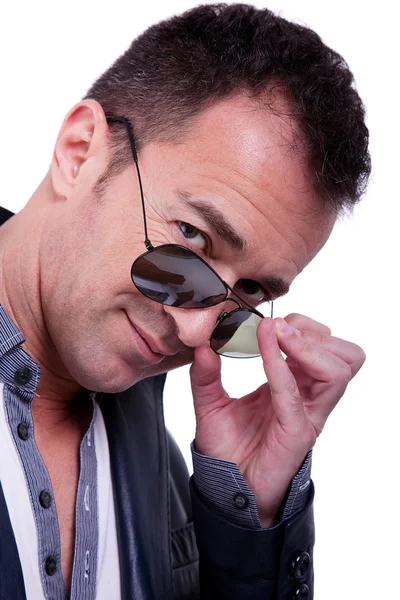 Portrait d'un bel homme d'âge moyen avec des lunettes de soleil, sur fond blanc. Plan studio — Photo