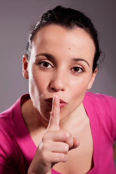 Młoda kobieta prosi o ciszę. łapka — Zdjęcie stockowe